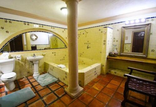 room detail thumbnail 2