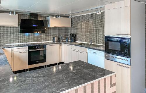 virtuve, Pet Friendly Apartment In Harøy in Haroy