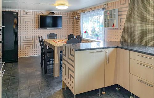 virtuve, Pet Friendly Apartment In Harøy in Haroy
