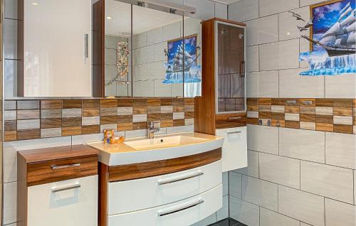 Vannas istaba, Pet Friendly Apartment In Harøy in Haroy