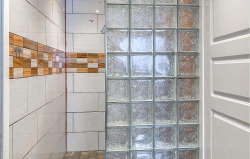 Vannas istaba, Pet Friendly Apartment In Harøy in Haroy