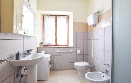 Fürdőszoba, 3 Bedroom Amazing Apartment In Portole in Portole