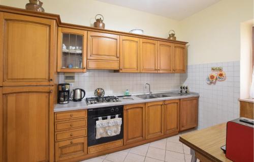 Konyha, 3 Bedroom Amazing Apartment In Portole in Portole