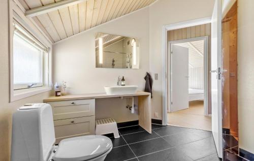 ห้องน้ำ, 4 Bedroom Awesome Home In Ebeltoft in คราเคร์