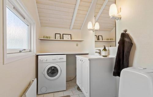 ห้องน้ำ, 4 Bedroom Awesome Home In Ebeltoft in คราเคร์