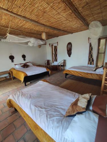 1 double bed, 2 twin beds
