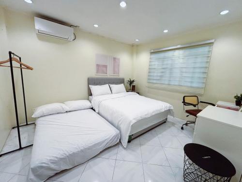 Muji Salvacion with WiFi & Netflix in Daraga