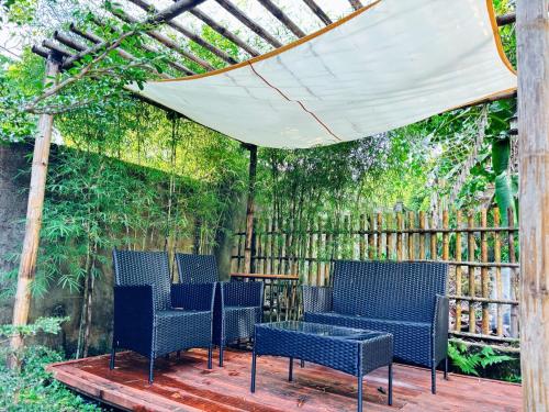 Dārzs, Muji Salvacion with WiFi & Netflix in Daraga