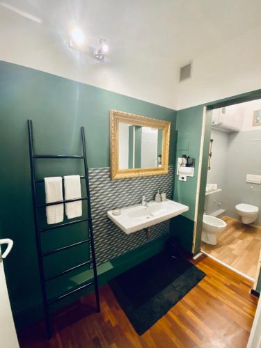 room detail thumbnail 2