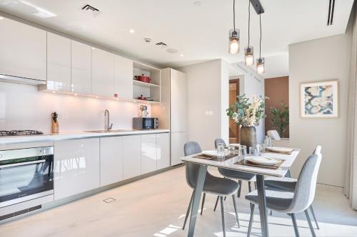 STAY BY LATINEM Luxury 1BR Holiday Home CVG 1410 Near Burj Khalifa, Dubaj (zdjęcie 8)