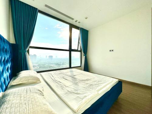 Deluxe Two Spacious Bedroom Apt, Nice View With Big Window In Vinhomes Green Bay