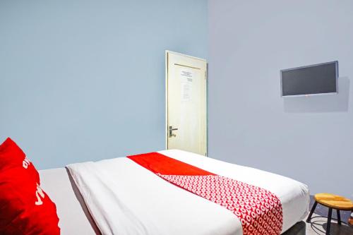 Deluxe Double Room room in Hotel O Mandala Near Universitas Negeri Medan ( UNIMED )