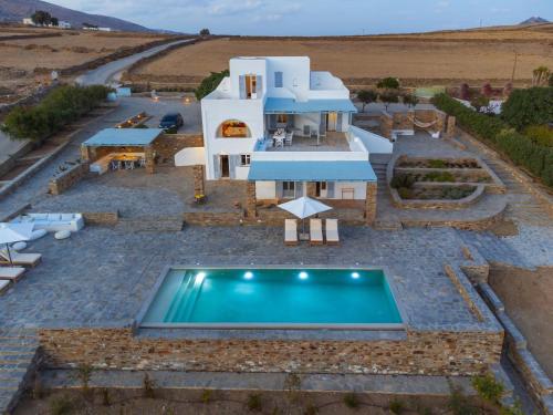 Soho Villa in Paros in Tzanes