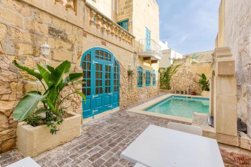 A lovely 4BR Townhouse in Central Gozo with Pool by 360 Estates – khách sạn tại Gharb