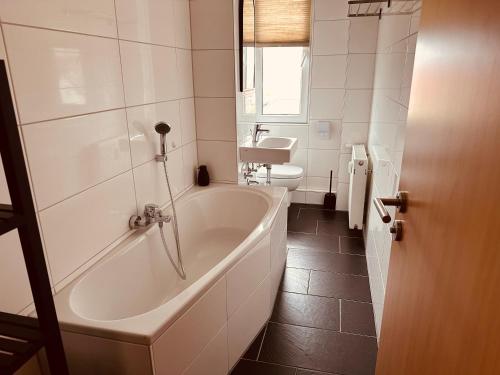 Bathroom, Senfzimmer mit Balkon in Gerwisch