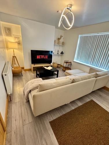 Fortune Havens- Entire 3BDR Home with Private Parking and Back garden 3