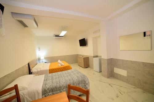 1 queen bed, 1 twin bed
