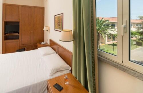 1 queen bed, 2 twin beds