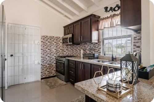 Cocina, Barefoot Bliss Short Term Rental with pool in Colbeck Manor in Claremont