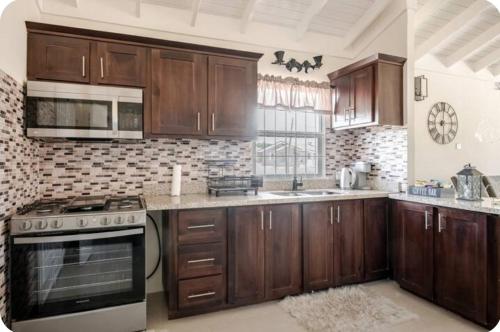 Cocina, Barefoot Bliss Short Term Rental with pool in Colbeck Manor in Claremont