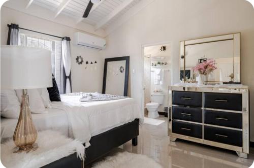 Baño, Barefoot Bliss Short Term Rental with pool in Colbeck Manor in Claremont