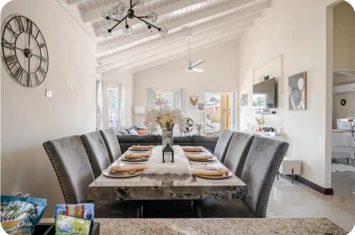Instalaciones, Barefoot Bliss Short Term Rental with pool in Colbeck Manor in Claremont