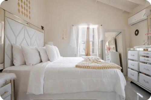 Barefoot Bliss Short Term Rental with pool in Colbeck Manor – khách sạn tại Old Harbour