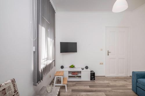 Central 1BD Next to Womens Market and Sofia's Gems by Flat Mаnаger, София (фото 11)
