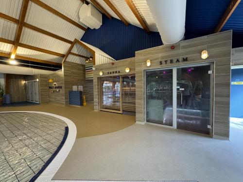 Heron View 24 The Bathing House, Pet friendly, Hoburne Passes in South Cerney