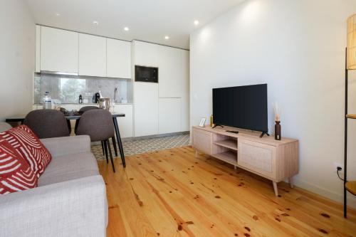 Luxury Style 7 with AC Downtown Porto near Metro - image 3