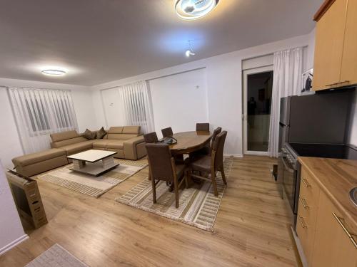 Apartament me qera Gjilan,te sheshi in กินยีลาเน