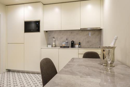 Luxury Style 6 with AC Downtown Porto near Metro - image 5