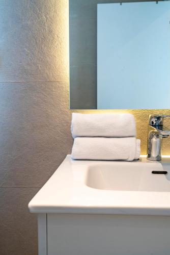CB10 - Stylish Modern Apartment- 5-minute walk to Gran Vía, Мадрид (фото 10)