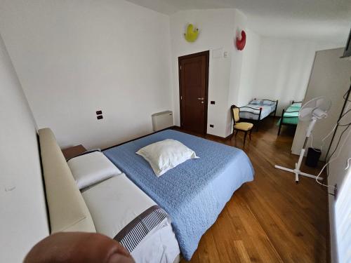 1 queen bed, 2 twin beds