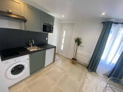 кухня, G-Logement-Francilien Villa Parc des expositions Villepinte, Bourget, Astérix , Paris (G-Logement-Francilien Villa Parc des expositions Villepinte, Bourget, Asterix , Paris) in Гусенвіль