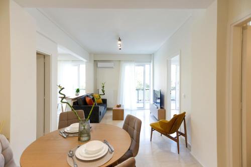 Modern 2-Bedroom Apartment in Downtown Glyfada, Atene