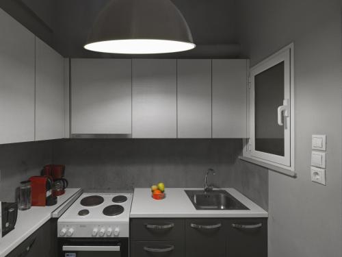 Comfortable apartment opposite Acropolis - image 13