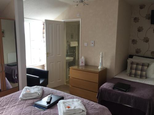Twin Room with Private Bathroom image 8