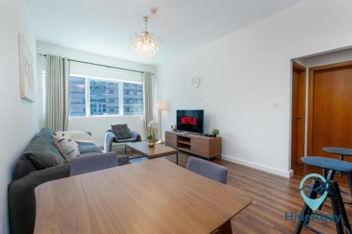 Lovely 1Bed Heart of Marina 1 Min to Metro, Dubaj (zdjęcie 2)