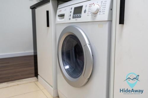 Lovely 1Bed Heart of Marina 1 Min to Metro, Dubaj (zdjęcie 4)