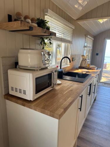 coastal view shepherds hut with hot tub in Lanfeira
