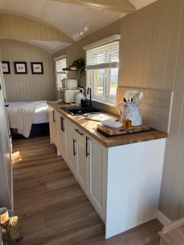 coastal view shepherds hut with hot tub in Lanfeira