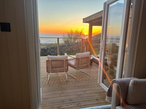 coastal view shepherds hut with hot tub in Lanfeira