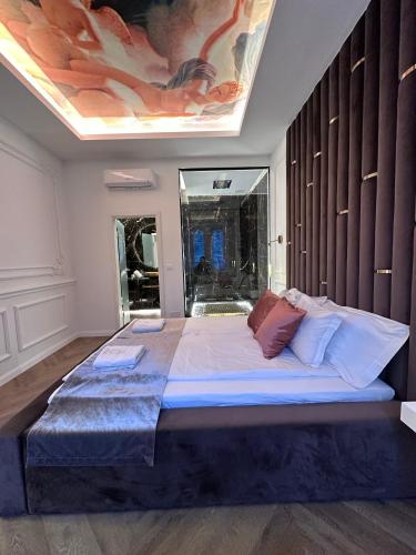 Queen Suite with Spa Bath