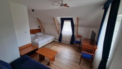 2 twin beds, 1 sofa bed