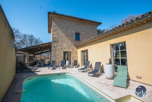 Maison en pierre avec piscine à Barjac, 16 personnes gîte à louer Barjac