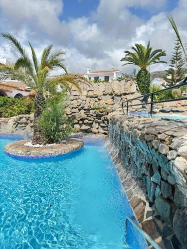Right by the pool area in Capistrano Village, Nerja (foto 3)