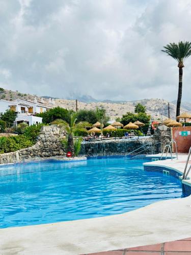 Right by the pool area in Capistrano Village, Nerja (foto 5)