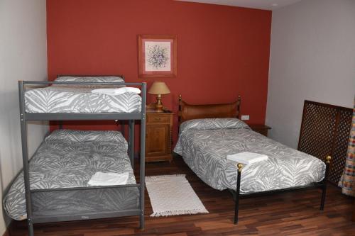 1 twin bed, 1 bunk bed
