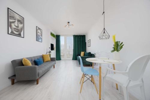 Modern Apartment Grzybowska near Hala Mirowska by Noclegi Renters, Warsaw